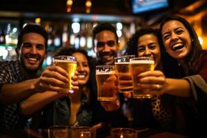 un' gruppo di amici tostatura e festeggiare con loro birre nel un' vibrante, bene - illuminato sbarra. generativo ai foto