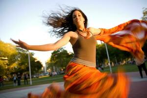 un' vivace e energico tiro di un' giovane donna danza nel un' città parco. generativo ai foto