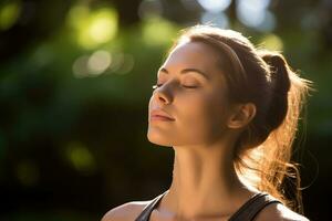 un' vicino - su tiro di un' giovane donna praticante yoga nel un' tranquillo, calmo all'aperto ambientazione. generativo ai foto