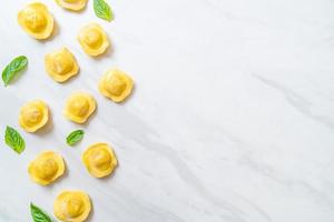 ravioli di pasta tradizionale italiana foto