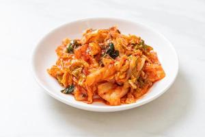 cavolo kimchi sul piatto foto