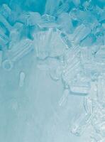 cubetti di ghiaccio sfondo, cubetti di ghiaccio struttura cubetti di ghiaccio carta da parati, ghiaccio aiuta per sentire rinfrescato e ghiaccio aiuta il acqua per rilassati, fatto per pubblicità attività commerciale di vario divieti, fare ghiaccio, bevande o rinfreschi. foto