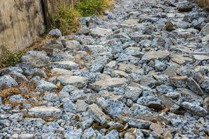 un' avvicinamento Visualizza di il sfondo di un' calcestruzzo strada quello ha stato demolito. foto