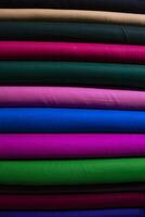 artistico varietà ombra tono colori tessile tessuti impilati su Al dettaglio negozio mensola per vendita foto