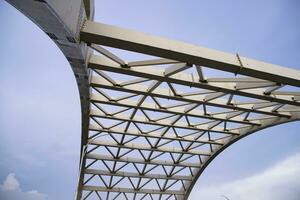 il metallo struttura design di il di ponte superiore sotto il blu cielo nel bangladesh foto