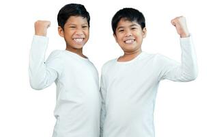 fratelli indossare bianca maniche lunghe magliette Sorridi e mostrare gioia insieme. foto