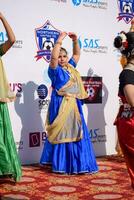 nuovo delhi, India - luglio 01 2023 - bharathanatyam indiano classico odissi ballerini l'esecuzione a palcoscenico. bellissimo indiano ragazza ballerini nel il posizione di indiano danza. indiano classico danza bharatanatyam foto