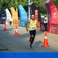 nuovo delhi, India - luglio 16 2023 - vedanta delhi metà maratona gara dopo covid nel quale maratona partecipanti di per attraversare il finire linea, delhi metà maratona 2022 foto