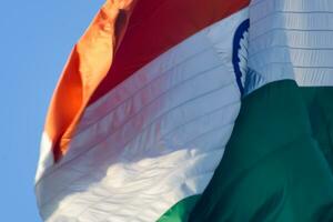 sventolando la bandiera indiana, bandiera dell'india, bandiera indiana che svolazza in alto a connaught place con orgoglio nel cielo blu, bandiera indiana, har ghar tiranga, sventolando la bandiera indiana foto