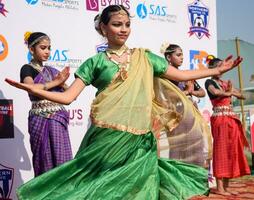 nuovo delhi, India - luglio 01 2023 - bharathanatyam indiano classico odissi ballerini l'esecuzione a palcoscenico. bellissimo indiano ragazza ballerini nel il posizione di indiano danza. indiano classico danza bharatanatyam foto