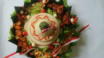 cono sagomato riso con indonesiano nazionale nastro chiamato nasi tumpeng merah putih per indipendenza giorno celebrazione a 17 agosto foto