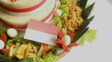 cono sagomato riso con indonesiano nazionale nastro chiamato nasi tumpeng merah putih per indipendenza giorno celebrazione a 17 agosto foto