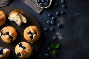 mirtillo muffin con fresco mirtilli su un' tavolo, vicino su, buio sfondo. superiore Visualizza. copia spazio. un' delizioso dolce o prima colazione. ai generato. foto