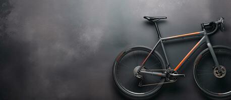 foto di un' nero bicicletta su un' elegante superficie con copia spazio