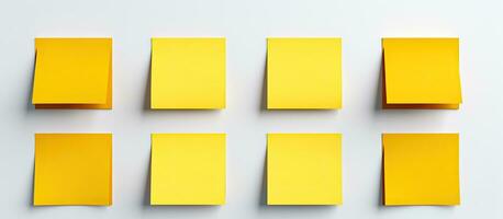 foto di un' colorato parete coperto nel giallo appiccicoso Appunti con vuoto spazi per il tuo idee con copia spazio