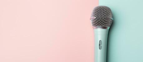 foto di un' colorato microfono su un' vivace sfondo con copia spazio