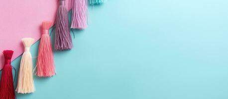 foto di un' vivace rosa piuma contro un' contrastante blu sfondo con copia spazio