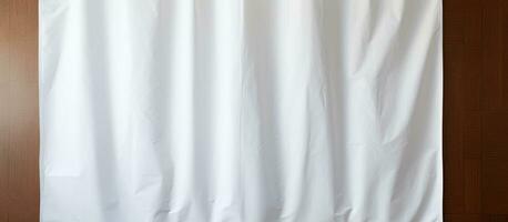 foto di un' minimalista bagno con un' bianca doccia tenda su un' di legno parete con copia spazio