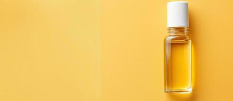 foto di un' bottiglia di essenziale olio su un' vivace giallo sfondo con abbondanza di spazio per il tuo proprio testo o design con copia spazio