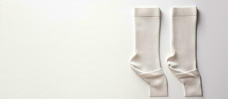 foto di un' paio di ordinatamente piegato bianca calzini su un' pulito superficie con copia spazio