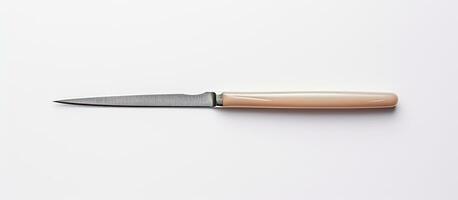 foto di un' di legno maneggiato coltello su un' pulito bianca sfondo con copia spazio