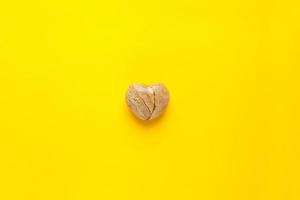 un'immagine vista dall'alto di un cuore di pietra a forma di cuore giallo su un giallo foto