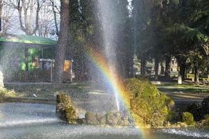 arcobaleno sulla fontana di un parco della città di terni