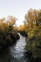 fiume nero di terni che attraversa la città foto