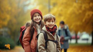 i bambini felici vanno a scuola foto