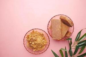 pila di jaggery tradizionale zolletta di zucchero di canna su pink