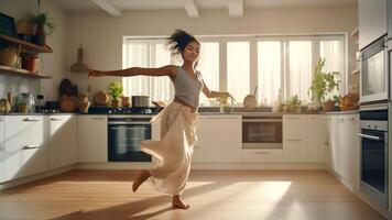 ai generativo sorridente bellissimo donna danza nel moderno cucina preparazione salutare cibo solo cucinando insalata spensierato contento ragazza cantando e in movimento per preferito musica avendo divertimento a casa godendo Le foto