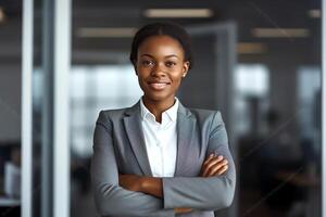 ai generativo sorridente fiducioso africano americano femmina aziendale capo esecutivo in piedi braccia attraversato nel moderno ufficio spazio guardare a telecamera contento imprenditore professionale attività commerciale donna m foto