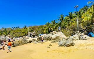 puerto escondido oaxaca Messico 2023 palme ombrelloni sole lettini spiaggia persone zicatela puerto escondido Messico. foto