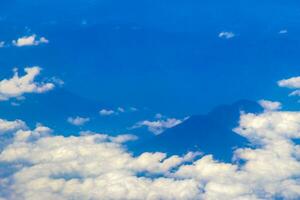 volante di aereo al di sopra di Messico Visualizza di vulcani montagne nuvole. foto