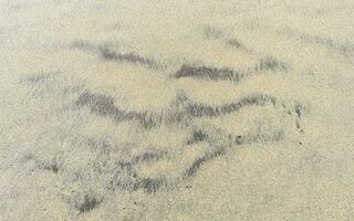 bagnato spiaggia sabbia acqua e onde struttura e modello nel Messico. foto