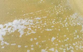 bagnato spiaggia sabbia acqua e onde struttura e modello nel Messico. foto