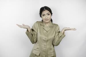 confuso asiatico governo lavoratore donna avere pensiero gesti. pns indossare un' cachi uniforme. foto