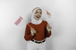 contento sorridente indonesiano musulmano donna indossare rosso superiore e bianca hijab Tenere dell'Indonesia bandiera per celebrare Indonesia indipendenza giorno. isolato di bianca sfondo. foto