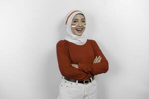 un' fiducioso indonesiano musulmano donna pieghevole sua braccia e indossare rosso superiore e bianca hijab per celebrare Indonesia indipendenza giorno. isolato di bianca sfondo. foto