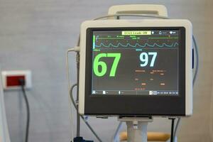 tenere sotto controllo Schermo per sangue ossigeno Vota e cuore Vota nel paziente camera nel il ospedale foto
