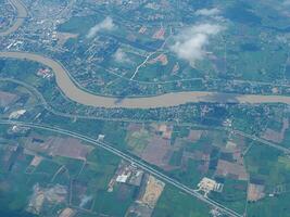 vista aerea del campo agricolo e del fiume visto attraverso la finestra dell'aeroplano foto