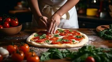 donna è cucinando italiano Pizza foto