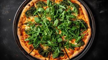 cerchio Pizza vegetariano con frondoso verdi, broccoli su piatto, superiore Visualizza. buio tavolo sfondo. cibo fotografia per ristorante, bar, rivista, sito web. ai generativo foto