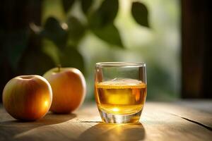 bicchiere di un' fresco gustoso Mela succo su un' bianca di legno tavolo con mele e le foglie su un' sfondo. generato ai. foto