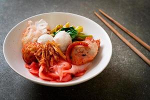 pasta secca stile thai con tofu assortito e polpetta di pesce in zuppa rossa red foto