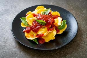 ravioli al sugo di pomodoro e basilico foto