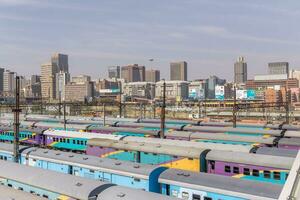 johannesburg, Sud Africa, agosto 13 2018 il centrale parco treno stazione nel centro johannesburg con il città orizzonte nel il sfondo foto