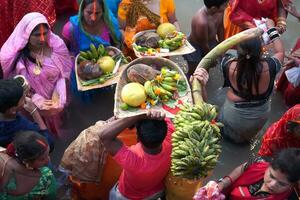 30 ottobre 2022, Calcutta, ovest Bengala, India. chhath puja rituale a babu ghat foto