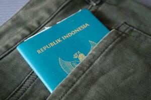 un indonesiano cittadinanza passaporto nel un' verde denim tasca. foto
