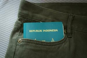 un indonesiano cittadinanza passaporto nel un' verde denim tasca. foto